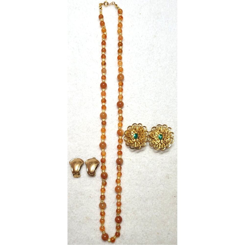 Vtg Carnelian Chalcedony Beaded Necklace & 2 Pairs Goldtone Clip On Earrings